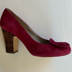 Y2K HINGE BERRY SUEDE CHUNKY HEELS